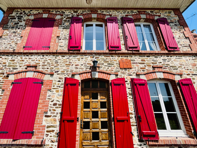 French property for sale in Neuilly-le-Vendin, Mayenne - €122,500 - photo 1