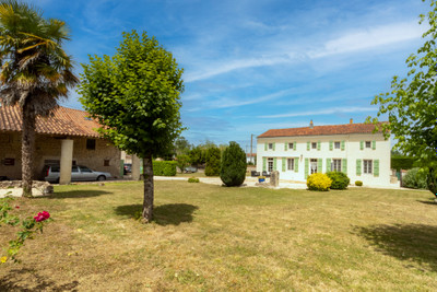 Maison à vendre à Saint-Martin-de-Juillers, Charente-Maritime, Poitou-Charentes, avec Leggett Immobilier