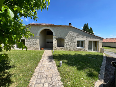 Maison à vendre à Ronsenac, Charente, Poitou-Charentes, avec Leggett Immobilier