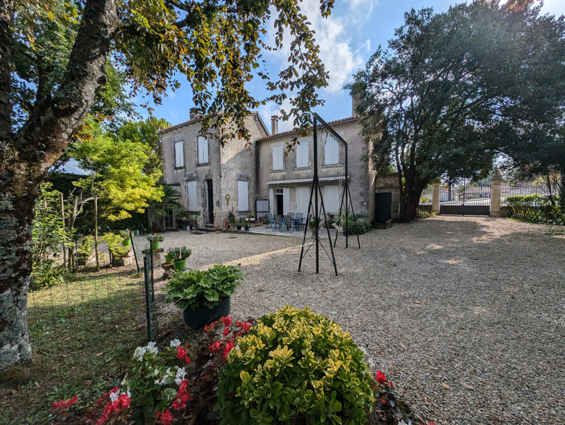 Maison à vendre à Barbezieux-Saint-Hilaire, Charente - 381.600 € - photo 1