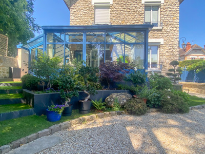 FONTAINEBLEAU - 210 sqm family house with enclosed garden and carport