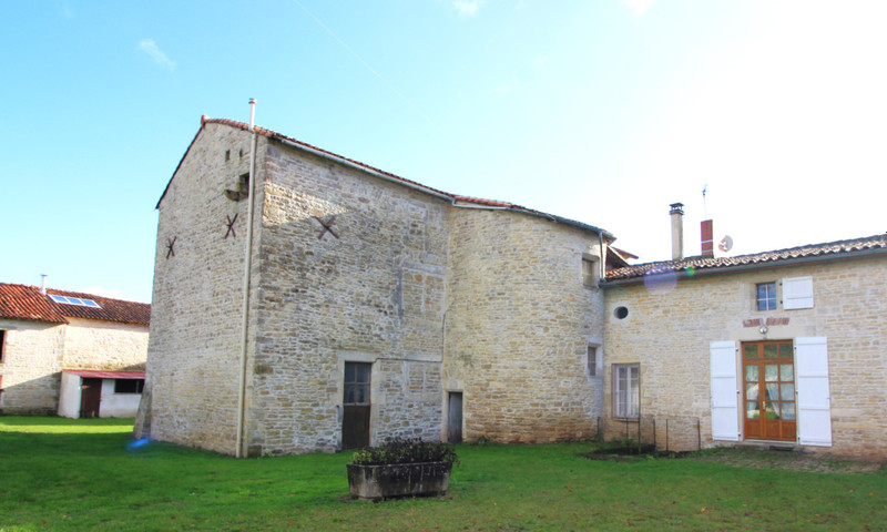 Vente Maison 180m² 7 Pièces à Villefagnan (16240) - Leggett Immobilier
