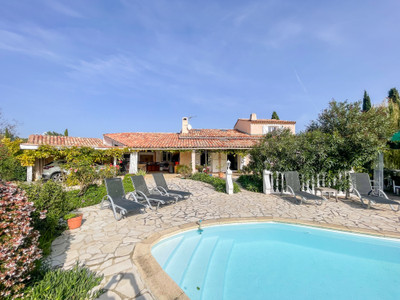 Beautiful property with swimming pool, 3 bedrooms, a study and a flat garden close to a quiet village