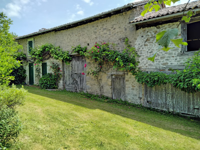 Maison à vendre à Les Salles-Lavauguyon, Haute-Vienne, Limousin, avec Leggett Immobilier