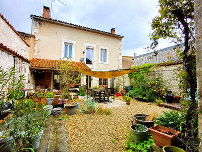 Maison à vendre à Aunac-sur-Charente, Charente, Poitou-Charentes, avec Leggett Immobilier