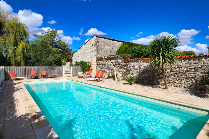 Maison à vendre à Néré, Charente-Maritime - 299 600 € - photo 1 Maison à vendre à Néré, Charente-Maritime - 299 600 € - photo 1