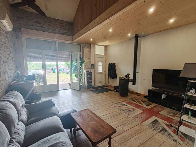 French property for sale in Feuillade, Charente - €183,600 - photo 2