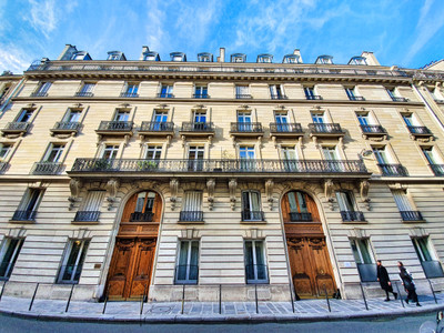 75008, à 2 pas du Palais de L'Élysée bel appartement lumineux et calme de 46m2 au 4ème étage de 2 pièces 