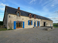 Maison à vendre à Torcé-Viviers-en-Charnie, Mayenne - 299.500 € - photo 1