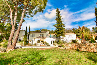 Close to Montpellier and A75, superb 5 bed house in quiet location with 2 pools, large garden, apartment.