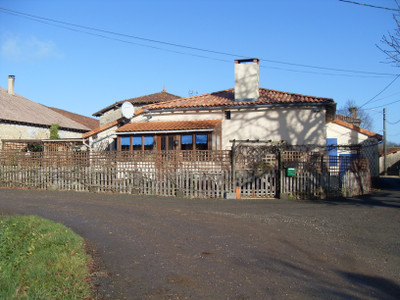 Maison à vendre à Saint-Laurent-de-Céris, Charente, Poitou-Charentes, avec Leggett Immobilier