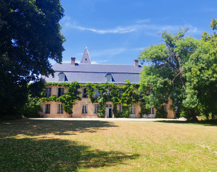 Maison à vendre à Theneuille, Allier - 1.100.000 € - photo 1