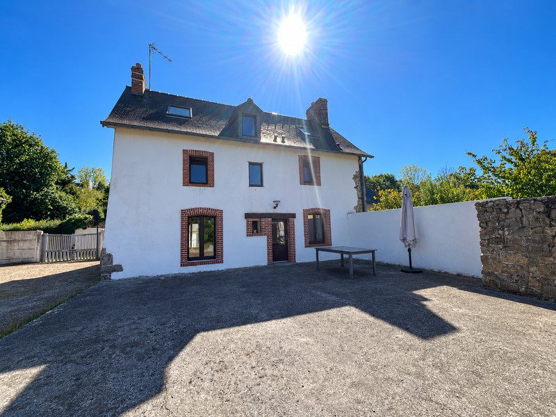 French property for sale in Saint-Aubin-des-Préaux, Manche - €349,800 - photo 1