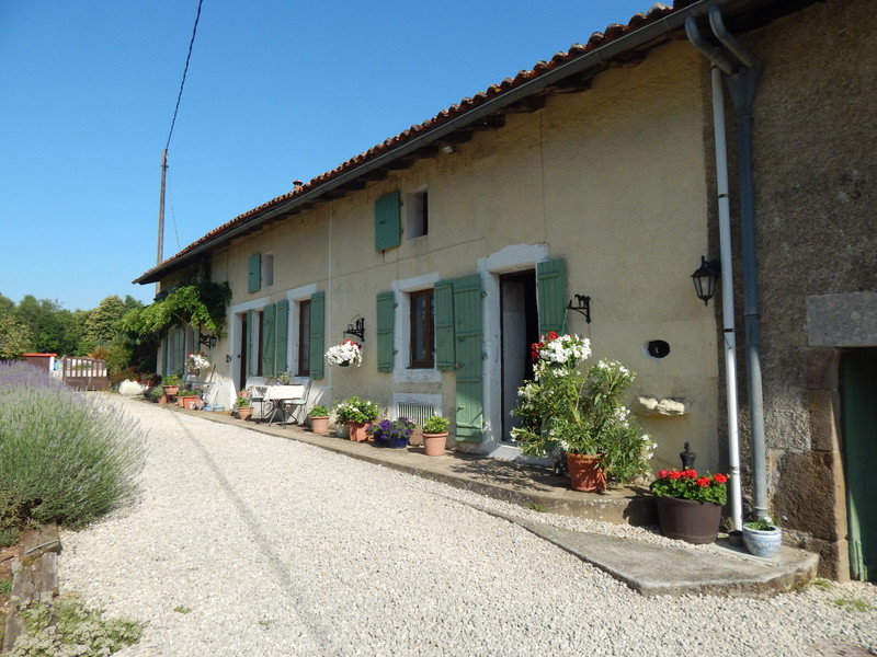 French property for sale in Rouzède, Charente - €425,000 - photo 1