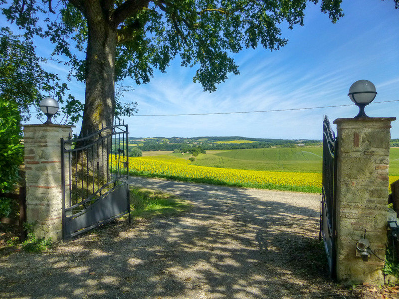 French property for sale in Monbahus, Lot-et-Garonne - photo 2