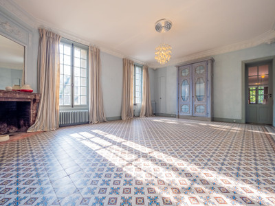 Yvelines 19th Century renovated hunting Lodge, 500sqm, large reception rooms, 6 bedrooms, own Seine mooring