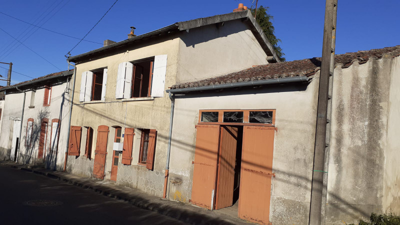 Maison à vendre à Bellac, Haute-Vienne - 88 800 € - photo 1 Maison à vendre à Bellac, Haute-Vienne - 88 800 € - photo 1