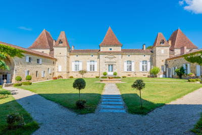 Outstanding 17th Château with 45.5 hectares of land including vines in bio production.