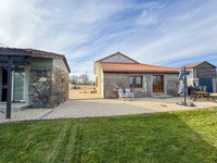 Maison à vendre à La Chapelle-Saint-Laurent, Deux-Sèvres - 215.000 € - photo 9