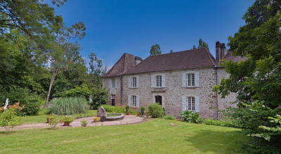 Majestueuse maison du 15e siècle entourée de magnifiques jardins à la française.