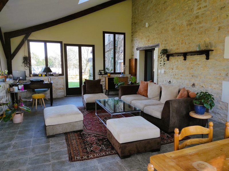 House for sale in ChampagneMouton Charente Hamlet house with 6