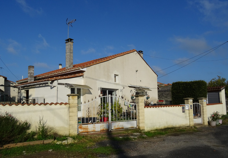 Maison à vendre à Val-de-Bonnieure, Charente - 155 900 € - photo 1