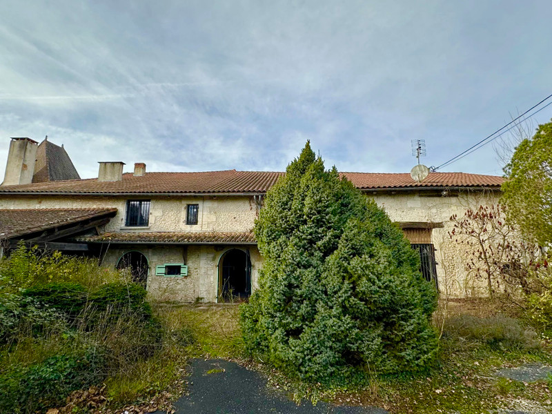 Immeuble à vendre à Neuvic, Dordogne - 235.400 € - photo 1