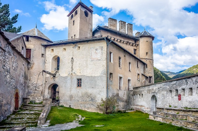   Château du 13e siècle dans un environnement alpin exceptionnel …