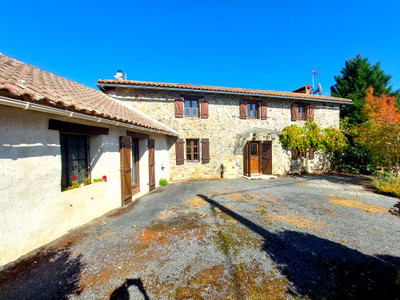 Maison à vendre à Massignac, Charente, Poitou-Charentes, avec Leggett Immobilier