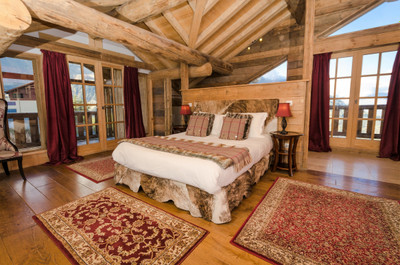 Hotel for sale in Sainte Foy Ski Station, nine bedrooms, restaurant, two separate apartments, private parking.