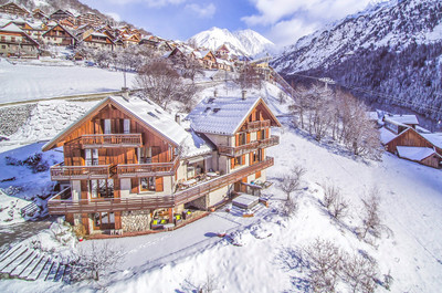 Beautifully designed 10 bedroom chalet (482m2) with Spa and exceptionel views. Only 100m from the ski lifts. 
