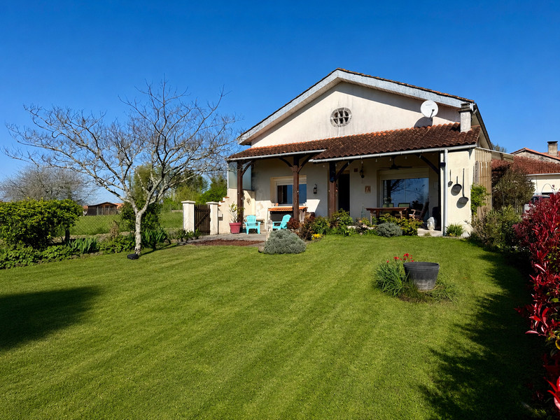 French property for sale in Brie-sous-Chalais, Charente - €386,900 - photo 0