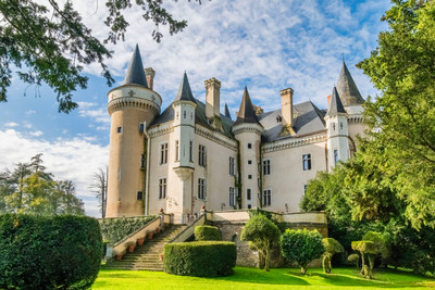 Extraordinary historic château, gloriously restored, panoramic views, event space, central location.