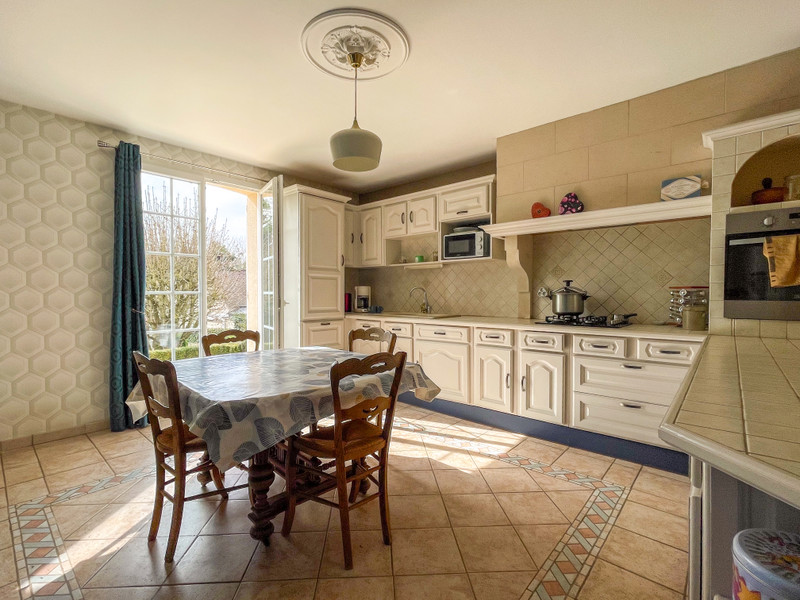 French property for sale in Therdonne, Oise - €475,000 - photo 1
