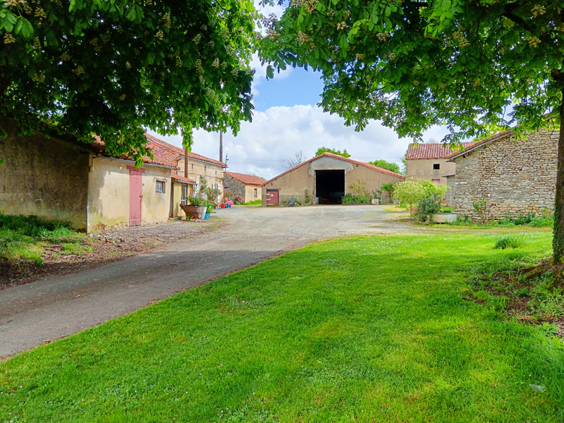 Maison à vendre à Charroux, Vienne - 210.600 € - photo 1