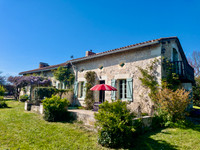 Propriété à vendre à Bonnes, Charente - 379 000 € - photo n°1