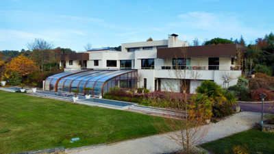 Superbe maison d'architecte, piscine couverte chauffée, maison d'amis, 1ha. 5 minutes du centre de Périgueux.
