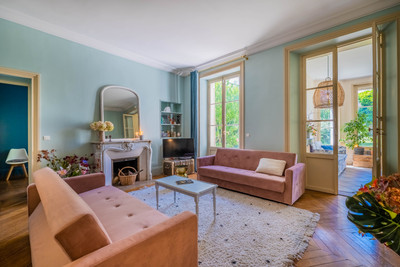 Close to the château - Mansion of 354sqm with enclosed garden and garage.