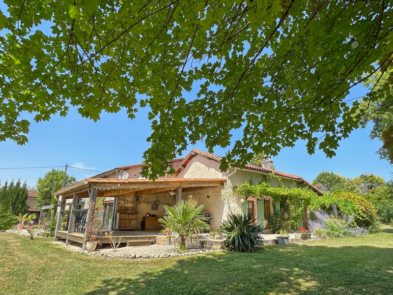 Maison à vendre à Juignac, Charente - 749.000 € - photo 1
