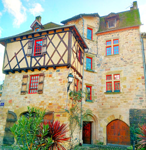 Prestigious 14th century residence tastefully renovated: 3 spacious apartments and 3 commercial premises. 