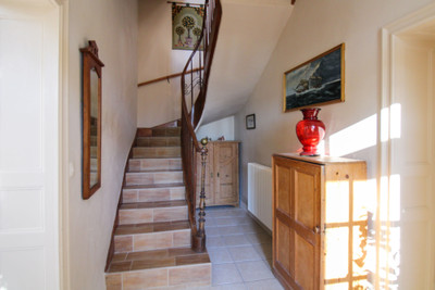 Impressive 5 bedroom maison de maitre with swimming pool, gardens and barns close to market town.