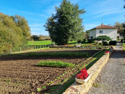 French property for sale in Montrollet, Charente - €199,800 - photo 5