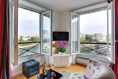 Paris 4, One bedroom property with character, 26m2, Ile de la Cité, 4th floor lift, offering panoramic views