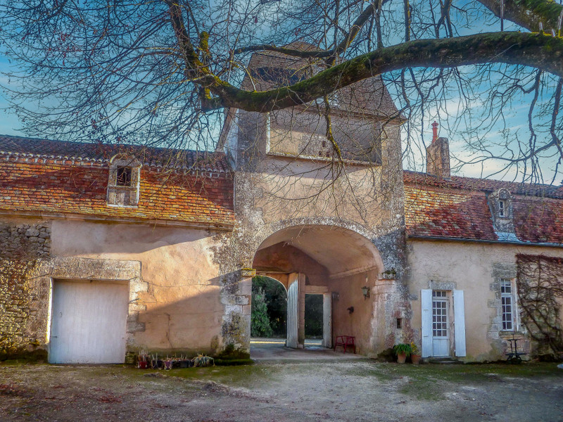 French property for sale in Verteillac, Dordogne - &#8364;895,000 - photo 3