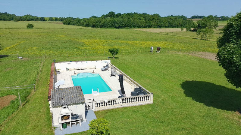 French property for sale in Nantillé, Charente-Maritime - €561,800 - photo 1
