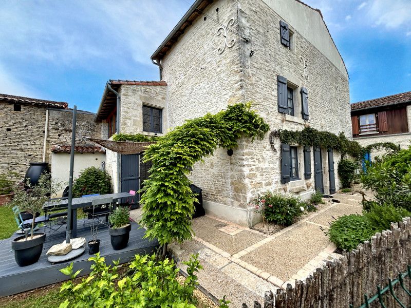 French property for sale in Arçais, Deux-Sèvres - €325,500 - photo 0