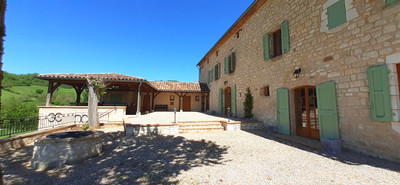 Beautiful renovated house with gites, outbuilding and swimming pool on over 15 ha. Gorgeous view of Cordes.