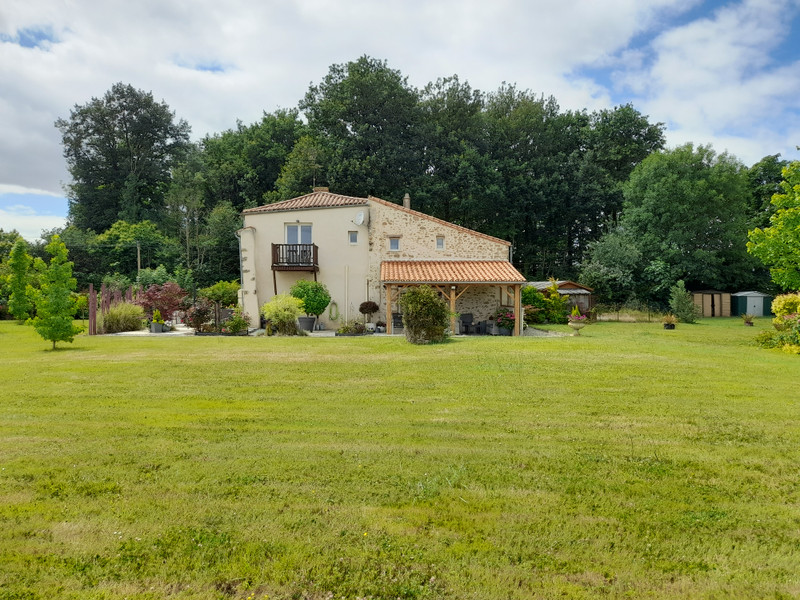 French property for sale in Saint-Cyr-des-Gâts, Vendée - €262,150 - photo 2