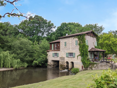 Rare opportunity for a picturesque mill set in wooded park with pool and guesthouse