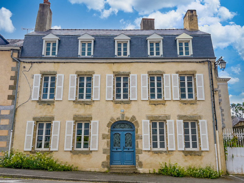 French property for sale in Mayenne, Mayenne - €299,999 - photo 0